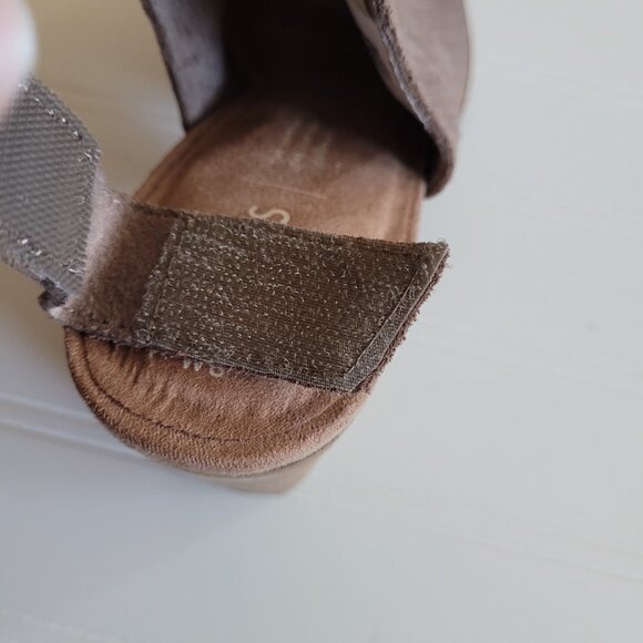 Toms Suede Grenada Sandals Size 8M Perforated Suede Peep Toe Chunky Heel - Picture 13 of 14